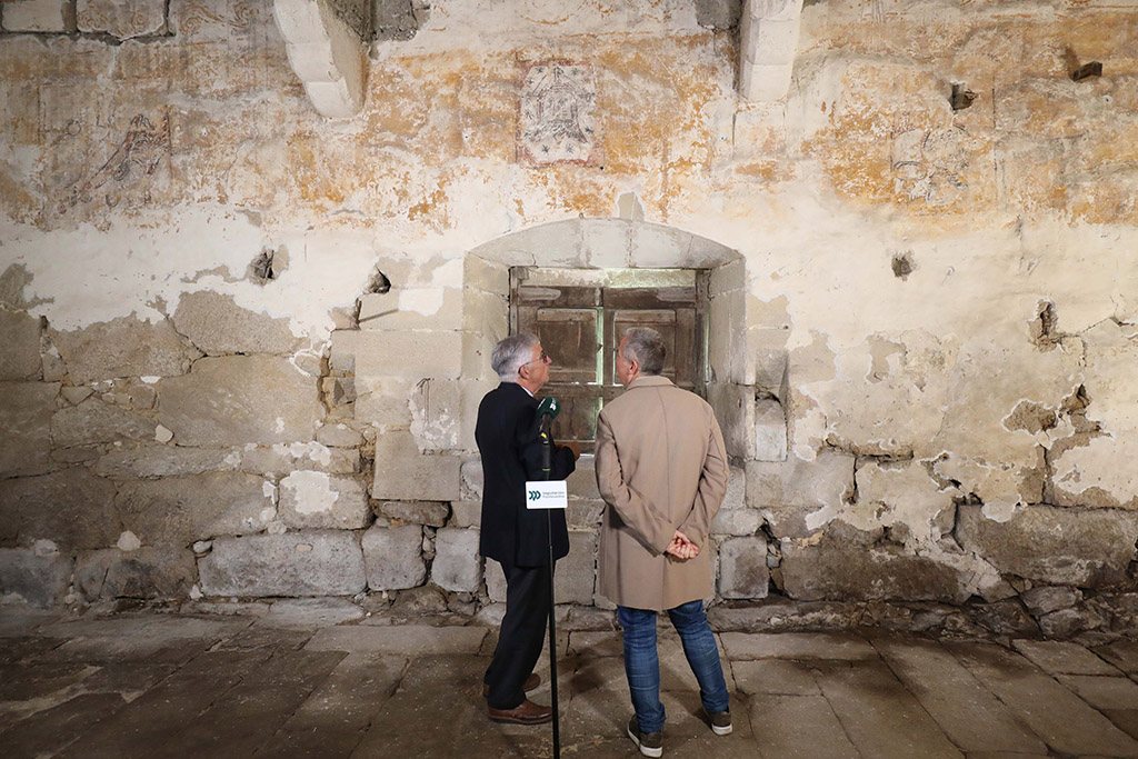  Rafa Domínguez anuncia o achado en Santa Clara de “pinturas murais únicas en Galicia” e confirma que se conservarán para que sexan visitables